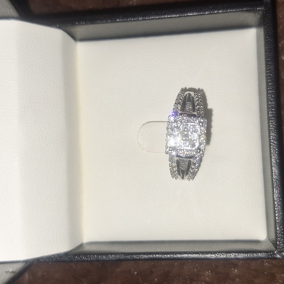 BEAUTIFUL 10K WHITE GOLD SQUARE DIAMOND CLUSTER ENGAGEMENT RING - Picture 3 of 15
